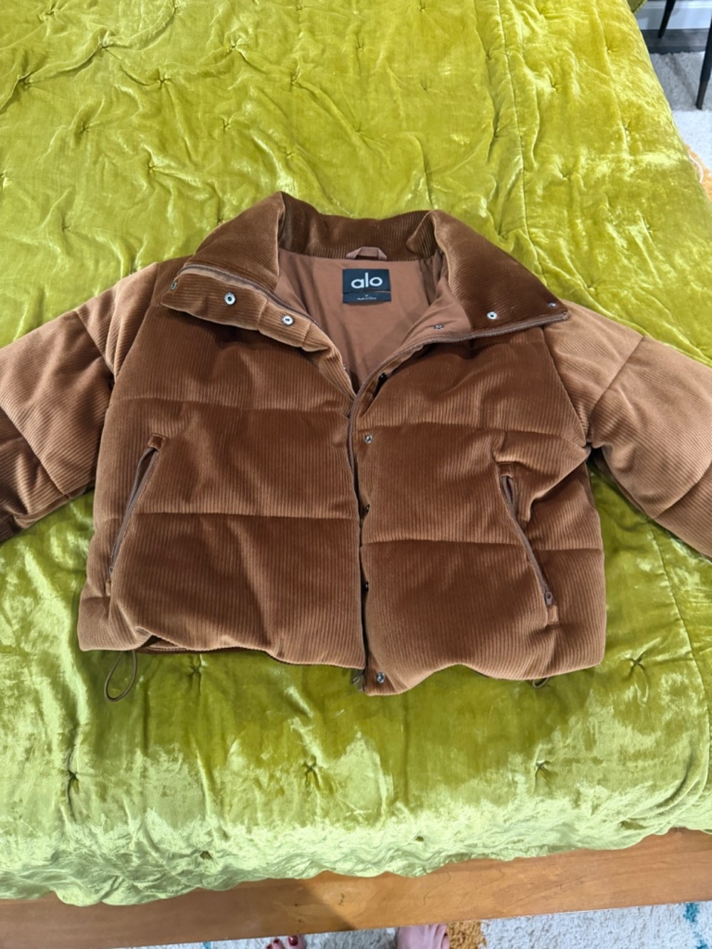 Alo Ribbed Velour Gold Rush Puffer Medium - Picture 3 of 5